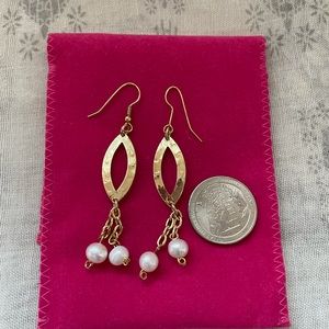 Gold earring with pearls detail